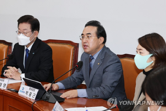 박홍근 더불어민주당 원내대표가 21일 국회에서 열린 최고위원회에서 발언하고 있다.<연합뉴스>